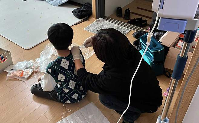 지민이가 학교를 마치고 돌아오면, 이다래씨는 직접 집에서 총정맥영양(TPN)을 시행한다./사진=유예진 기자