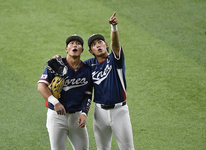 <yonhap photo-4036=""> 안현민과 이정후(오른쪽). UPI=연합뉴스</yonhap>