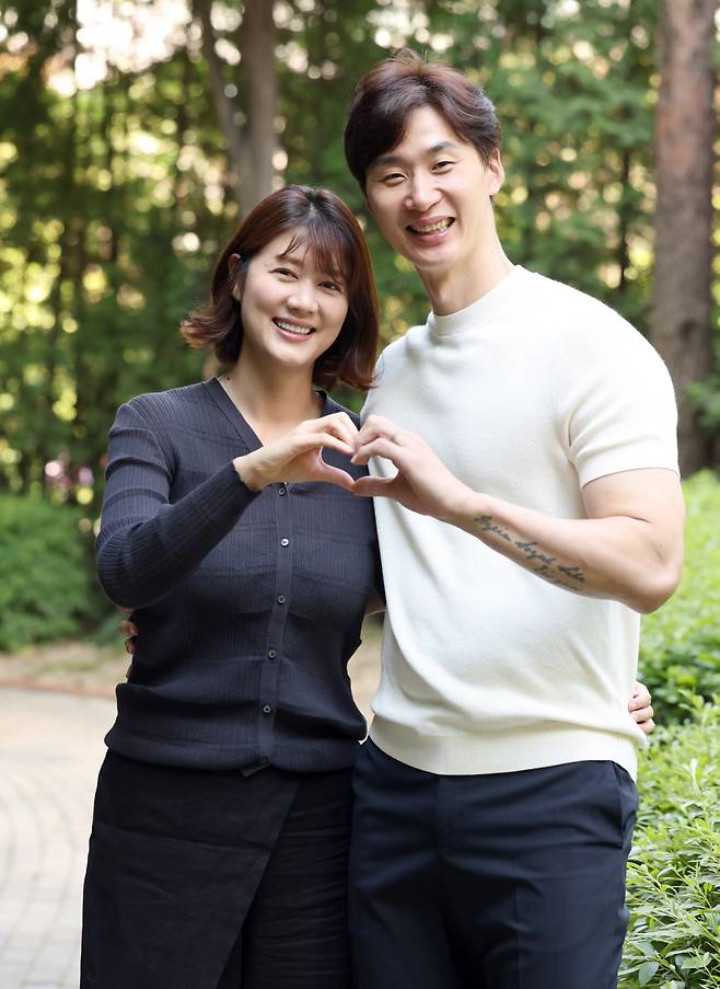 현역 은퇴 선언한 ‘프로배구의 전설’ 박철우가 ‘명장’ 신치용 감독의 딸이자 프로농구선수 출신 동갑내기 아내 신혜인씨와 용인 자택에서 일간스포츠와 인터뷰 하고 있다.. 용인=정시종 기자 capa@edaily.co.kr /2024.06.03.