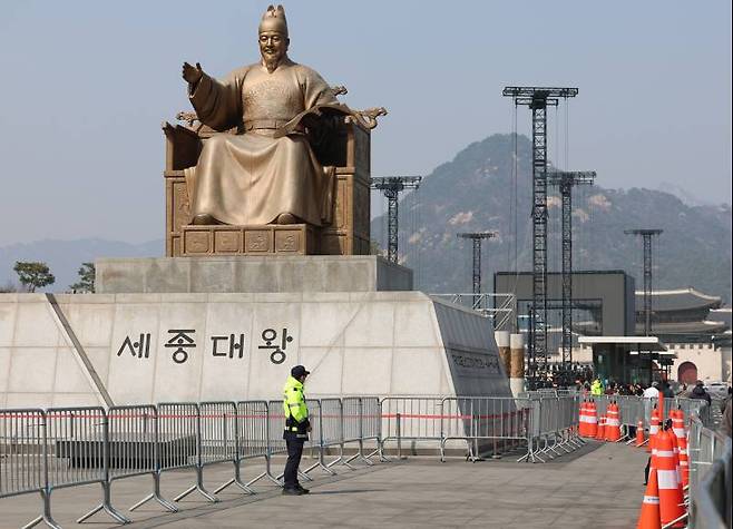 [포토] 펜스 설치로 통제된 광화문광장