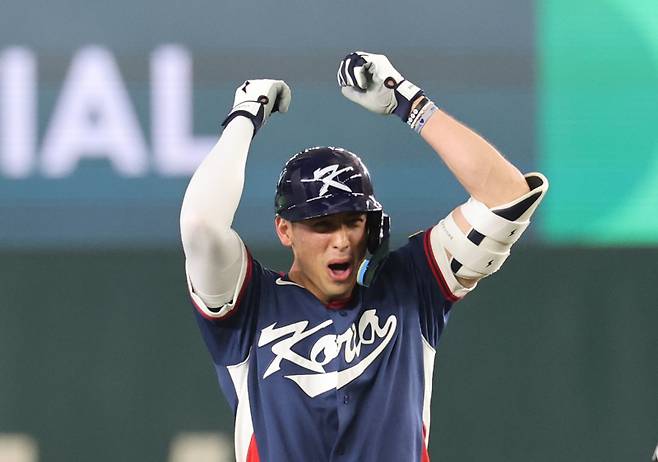 <yonhap photo-7335="">일본 도쿄돔에서 열린 2026 월드베이스볼클래식(WBC) C조 조별리그 최종전 대한민국과 호주의 경기. 8회초 무사 한국 셰이 위트컴이 2루타를 친 뒤 포효하고 있다. 연합뉴스</yonhap>