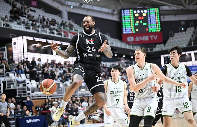 18일 수원 DB전에서 공격을 시도하는 데릭 윌리엄스. KBL 제공