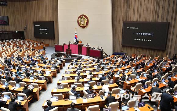 김용민 더불어민주당 의원이 19일 서울 여의도 국회에서 열린 본회의에서 공소청법안(대안) 제안 설명을 하고 있다. [사진=곽영래 기자]