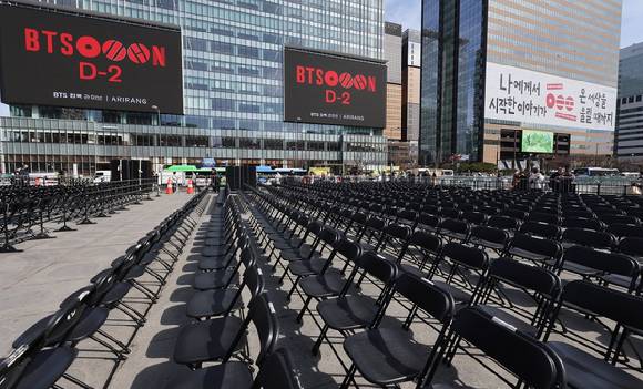 그룹 방탄소년단(BTS)의 광화문 공연을 앞둔 19일 서울 광화문광장에서 공연 준비작업이 이뤄지고 있다. 2026.3.19 [사진=연합뉴스]