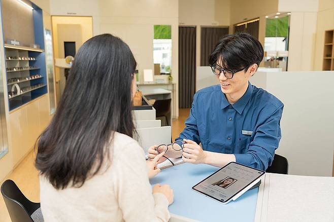 전문가가 소비자와 상담하며 개인 맞춤형 안경을 만드는 모습 / 출처=브리즘