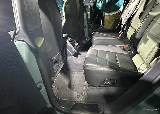 카이엔 터보 일렉트릭 2열 실내 / 출처=IT동아