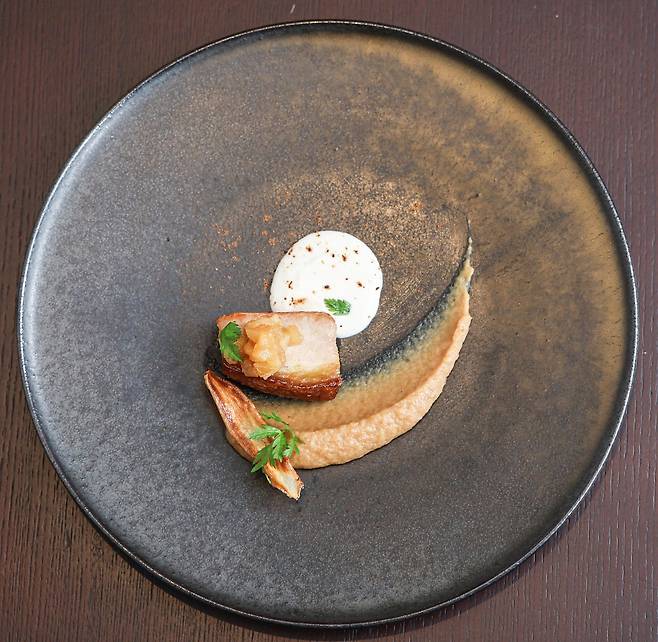 한국 식재료를 활용한 프랑스 요리. 포항 재래 돼지고기. 김경록 기자