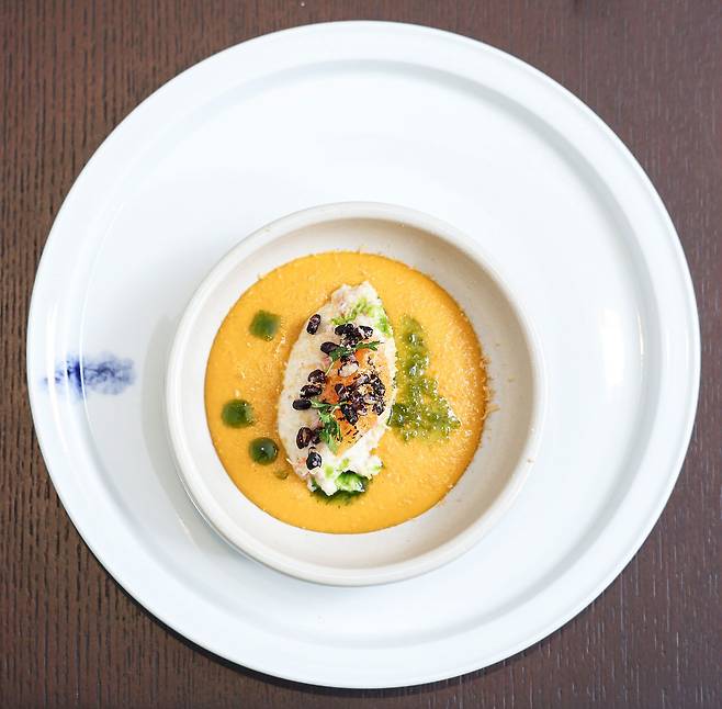 한국 식재료를 활용한 프랑스 요리. 태안 암꽃게. 김경록 기자