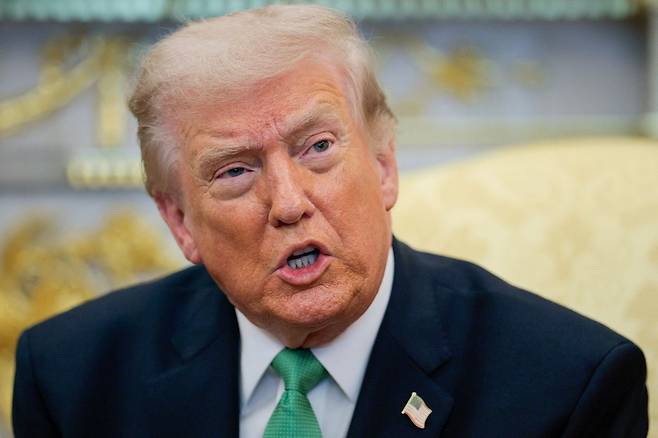 도널드 트럼프 미국 대통령이 17일(현지시간) 워싱턴 DC 백악관에서 미할 마틴 아일랜드 총리와 회담 중 발언하고 있다. 로이터=연합뉴스