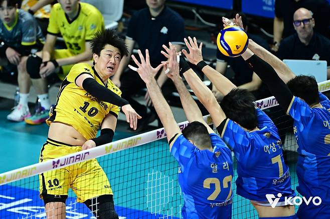공격을 시도하는 KB손해보험 아웃사이드 히터 나경복. 사진 한국배구연맹