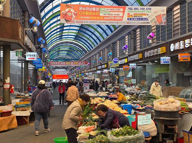 16일 전북 전주·익산·군산 등에서 만난 전북도민 대다수들은 6·3 지방선거에서 민주당 후보를 뽑겠다고 하면서도 ″국정과제가 산적한 상황에서도 당권 경쟁만 몰두하고 있다″고 쓴소리했다. 사진은 전북 전주 신중앙시장 전경. 이찬규 기자