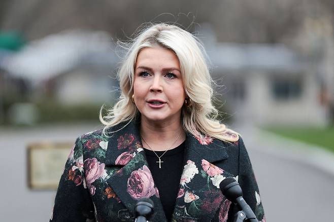 캐롤라인 레빗 미국 백악관 대변인이 18일(현지시간) 워싱턴 DC 백악관 경내에서 기자들과 대화하고 있다. 로이터=연합뉴스