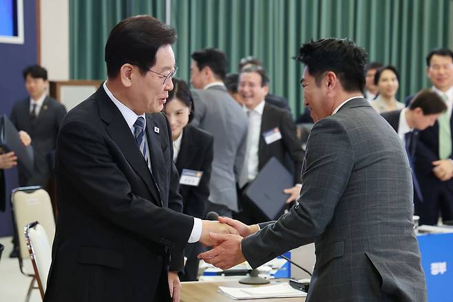 이재명 대통령이 18일 청와대에서 열린 자본시장 안정과 정상화 간담회가 끝난 뒤 개인투자자로서 참석한 장동민과 악수하고 있다. 연합뉴스