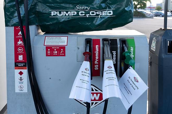 19일(현지시간) 뉴질랜드 레빈의 한 주유소에 "품절"이라는 안내문이 붙어 있다. 연료 수입에 크게 의존하는 뉴질랜드에서 휘발유 평균 가격은 중동 전쟁 발발 이후 거의 10% 상승했고, 경유 가격은 20% 이상 올랐다고 가격 모니터링 업체 가스피(Gaspy)는 밝혔다. AFP=연합뉴스