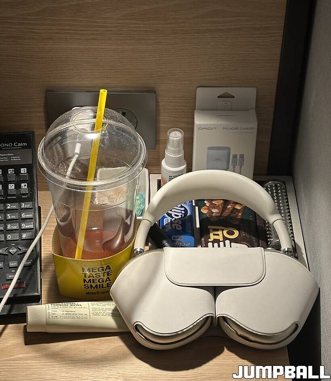 ▲애착템 에어팟 맥스 옆에 있던 아이스 아메리카노