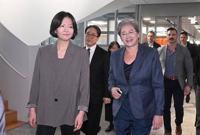 리사 수 AMD 최고경영자와 최수연 네이버 대표가 18일 경기 성남시 분당구 네이버 본사에서 만나 사옥을 둘러보고 있다. 사진 문경덕 기자