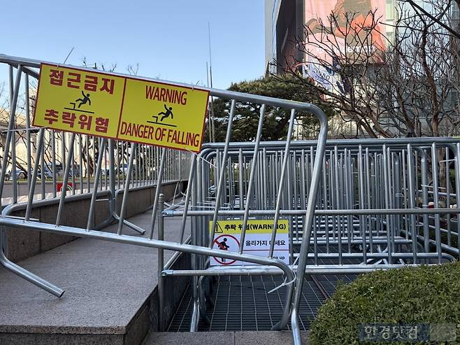 광화문역 3번 출구 앞 환풍구에 철제 펜스가 설치돼 있다. / 사진=이수 기자