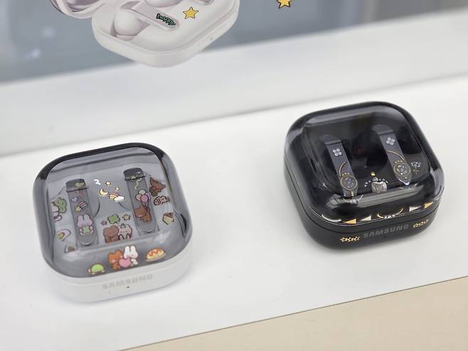 커스텀된 갤럭시 버즈4 모습 /사진=이정우 기자