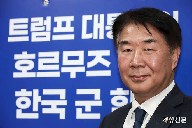 이기헌 더불어민주당 의원이 18일 국회 의원회관에서 파병 반대 손팻말을 배경으로 포즈를 취하고 있다. 한수빈 기자