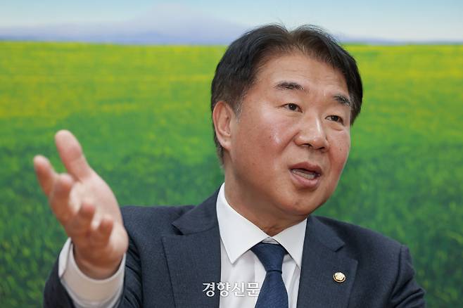 이기헌 더불어민주당 의원이 18일 국회 의원회관에서 경향신문과 인터뷰하고 있다. 한수빈 기자