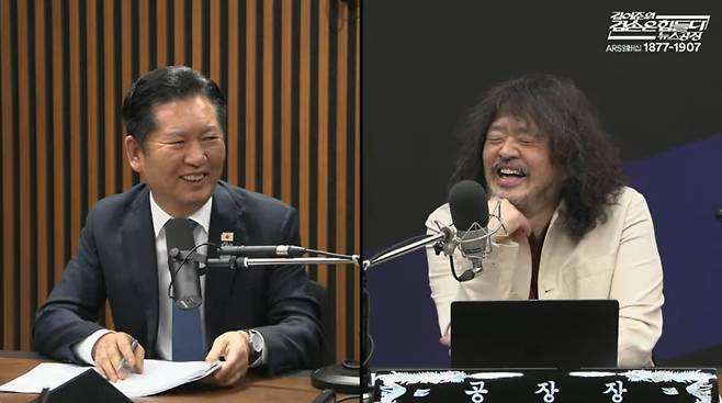 정청래 더불어민주당 대표(왼쪽)가 18일 대형 유튜버 김어준씨 방송 <김어준의 겸손은힘들다 뉴스공장>에 출연해 당의 검찰개혁안 논의 과정을 설명하고 있다. 유튜브 화면 갈무리