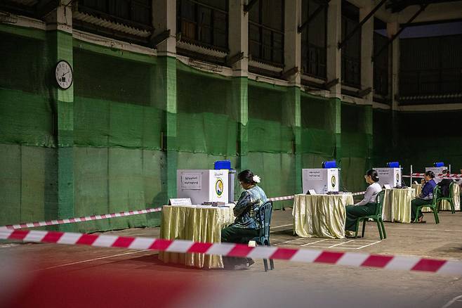 미얀마 3단계 총선의 마지막날인 1월 25일 미얀마 양곤의의 한 투표소에서 직원들이 유권자들을 기다리고 있다. 군부는 2021년 쿠데타 후 민간 통치를 회복하기 위한 조치로 이번 투표를 발표했다. 게티이미지