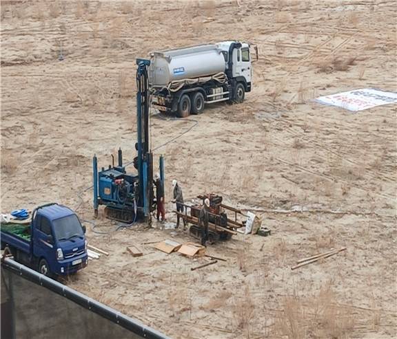 국가유산청이 지난 16일 “세운4구역의 사업시행자인 서울주택도시개발공사(SH)를 매장유산 보호 및 조사에 관한 법률 위반 협의로 경찰에 고발했다”고 밝혔다. 사진은 SH가 서울 종묘 옆 세운4구역 도시환경정비사업부지 내 11곳을 시추하는 모습. 국가유산청 제공.