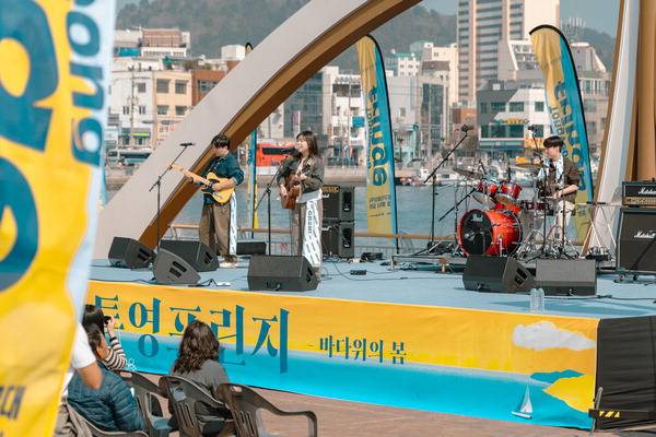 세계적인 작곡가 윤이상을 기리는 음악축제인 ‘2026 통영국제음악제’의 서막을 알리는 ‘통영 프린지’가 20일 개막한다. 사진은 지난해 경남 통영시 강구안 문화마당에서 열린 프린지 공연. 통영시 제공