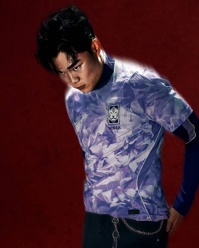 National football team player Oh Hyeon-gyu models the new purple uniform designed by Nike [NIKE]