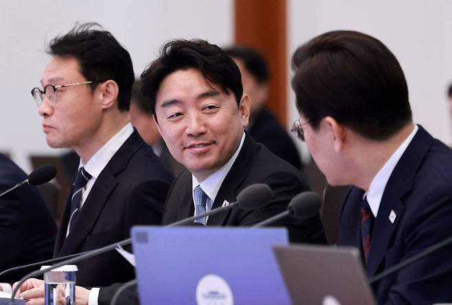 Presidential chief of staff Kang Hoon-sik, center, is seen during a senior aides' meeting presided over by President Lee Jae Myung, right, at the Blue House in Jongno District, central Seoul, on March 19. [JOINT PRESS CORPS]