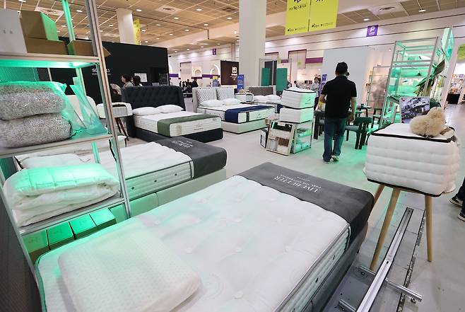 Mattresses are on display at a product fair held at Coex in Gangnam District, southern Seoul on May 8, 2025. [YONHAP]