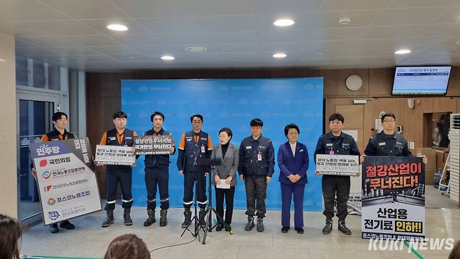 김정재 국민의힘 의원(왼쪽 다섯 번째)과 포스코·현대제철 등 양대 철강사 노동조합 관계자들이 19일 오전 기자회견 후 백브리핑 장소에서 발언하고 있다. 김재민 기자&nbsp;