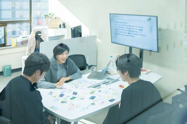 삼성희망디딤돌의 지원 속에 자립준비청년에서 건강한 사회 구성원으로 성장한 청년들이 멘토링 전문가로부터 사전 교육을 받고 있다. 이 청년들은 올해 ‘돌선배 멘토단’으로 디딤돌가족에 합류해 예비자립준비청소년들의 멘토로 활동할 예정이다. 삼성전자 제공