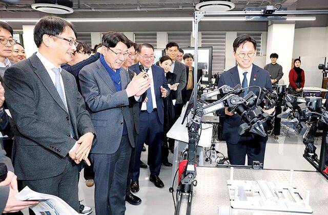 배경훈(앞줄 맨 오른쪽) 부총리 겸 과학기술정보통신부 장관과 우범기(왼쪽 두 번째) 전주시장이 지난 1월 26일 전북대학교에서 로봇 기반 첨단 기술 시연을 보고 있다. 전주시 제공