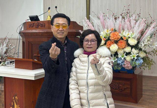 설종안(왼쪽) 늘푸른교회 목사와 민종임 목사가 경기도 연천 예배당에서 손가락 하트를 만들어 보이고 있다.