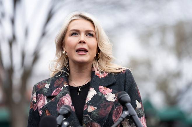 캐럴라인 레빗 미국 백악관 대변인이 18일(현지시간) 백악관 앞에서 기자들과 질의응답을 하고 있다. 연합뉴스