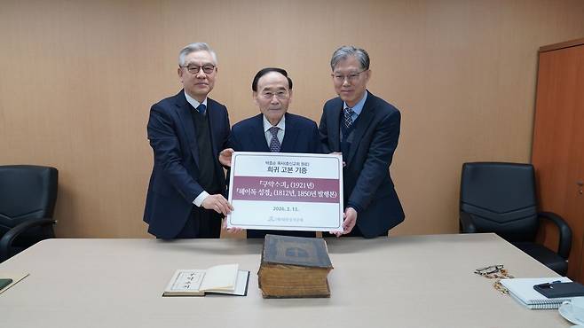 희귀 고본을 기증한 박종순(가운데) 충신교회 원로목사. 왼쪽부터 호재민 대한성서공회 총무, 박 목사, 이두희 총무. 대한성서공회 제공