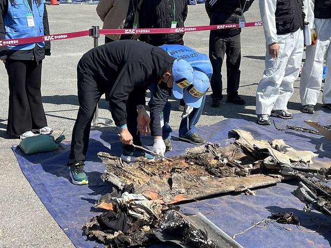 19일 오전 전남 무안군 무안국제공항에서 12·29 제주항공 여객기 참사 잔해 재조사에 참여한 유가족들이 직접 잔해를 살펴보고 있다. 이은창 기자