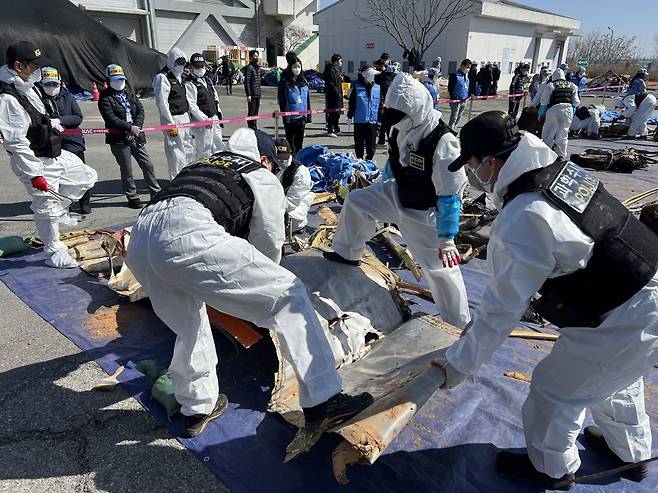 19일 오전 12·29 무안공항 제주항공 여객기 참사 잔해 재조사에 나선 국립과학수사연구원 관계자들이 구겨진 잔해를 펴고 있다. 이은창 기자