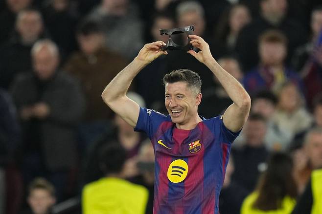 바르셀로나의 로베르트 레반도프스키가 19일(한국시간) 뉴캐슬과의 2025-2026 유럽축구연맹(UEFA) 챔피언스리그(UCL) 16강 2차전에서 득점한 뒤 기뻐하고 있다. EPA연합뉴스