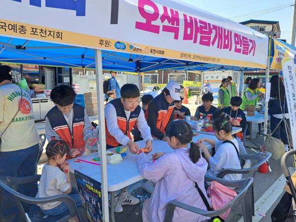 포천시종합자원봉사센터가 운영한 오색 바람개비 만들기 행사에서 청소년들이 봉사활동을 하고 있다. 포천시 제공