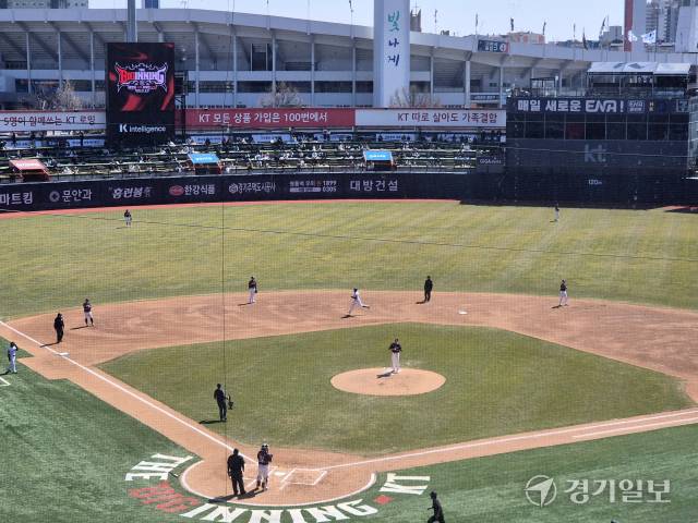 19일 수원 KT위즈파크에서 KT와 키움의 2026 KBO 시범경기가 열리고 있다. 임창만기자