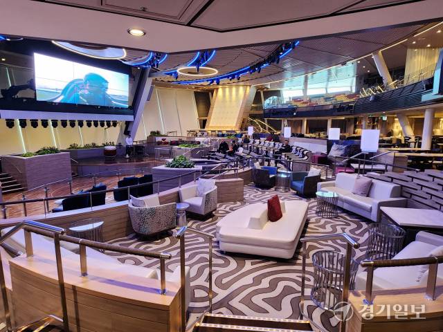 ‘스펙트럼 오브 더 씨(Spectrum Of The Seas)’호의 제2공연장 모습. 이병기기자