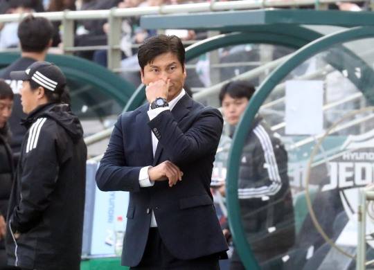 경기 지켜 보는 전북 정정용 감독. 사진[연합뉴스]