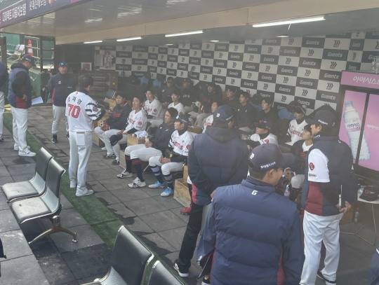 승리 후 경기를 복기하는 롯데 선수단. / 사진=연합뉴스