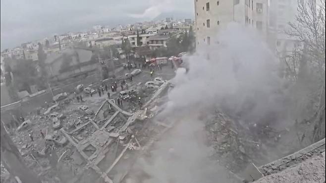 18일(현지시간) 미국·이스라엘 공습으로 피해를 입은 이란의 한 현장에서 구조대원들이 작업하고 있다. [AFP = 연합뉴스]