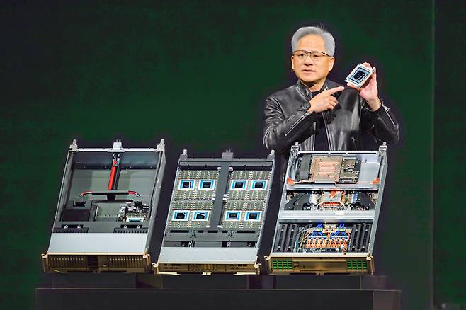 젠슨 황 엔비디아 최고경영자(CEO)가 16일(현지시간) 미국 캘리포니아주 새너제이 SAP센터에서 열린 엔비디아 연례 개발자대회(GTC) 기조강연에서 차세대 AI 데이터센터 플랫폼 베라루빈과 차세대 AI GPU 아키텍처인 ‘루빈 울트라’를 소개하고 있다. [AP 연합뉴스]