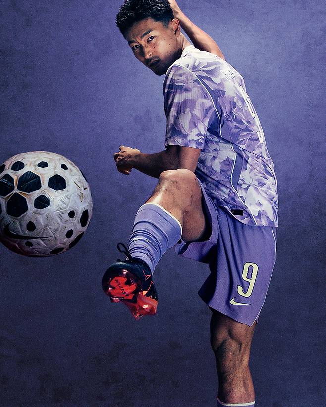 축구대표팀 조규성이 새 원정 유니폼을 입고 포즈를 취하고 있다. 나이키