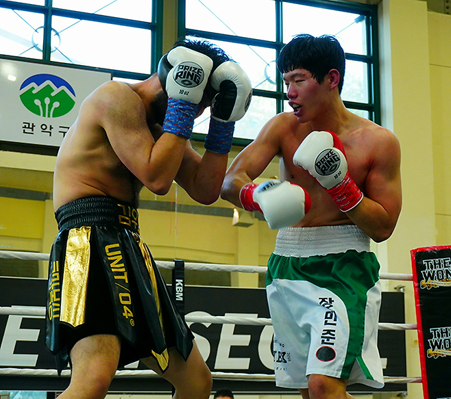사단법인 한국복싱커미션 슈퍼미들급 챔피언 장민준이 2026년 3월 서울특별시 관악구민종합체육센터 특설 링에서 도전자 김우진을 상대로 타이틀 1차 방어전을 치르고 있다. 사진=KBM