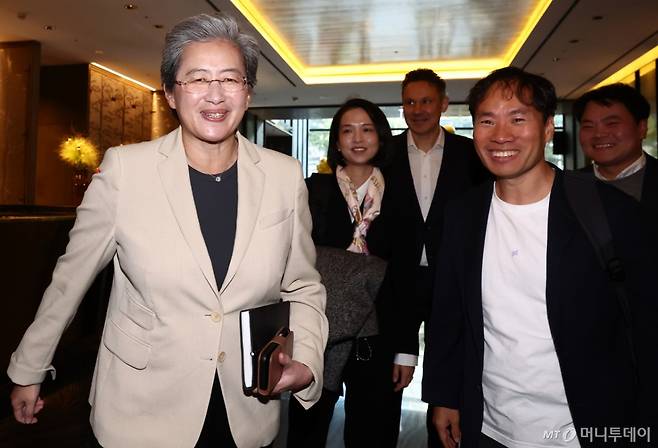 리사 수 AMD 최고경영자(CEO)와 김성훈 업스테이지 대표가 19일 오전 서울 포시즌스 호텔에서 조찬 회동을 한 뒤 함께 나오고 있다. /사진=뉴스1